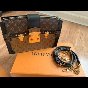 LOUIS VUITTON
Reverse Monogram Trunk Clutch